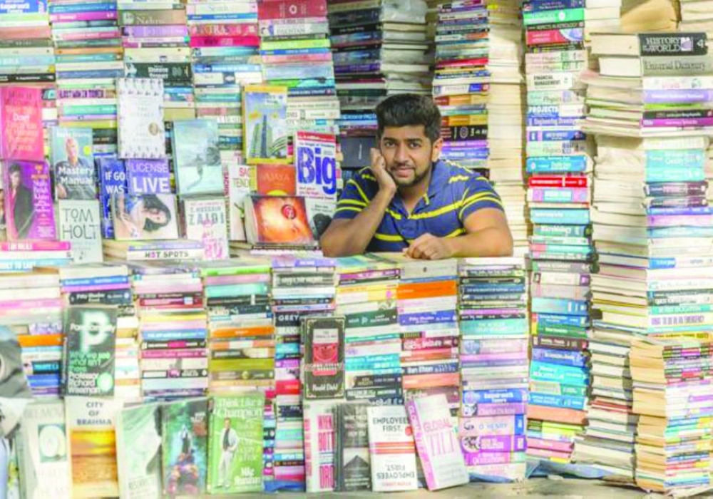 بائع يختصر أفضل الكتب 
في 20 دقيقة - صحيفة مكة