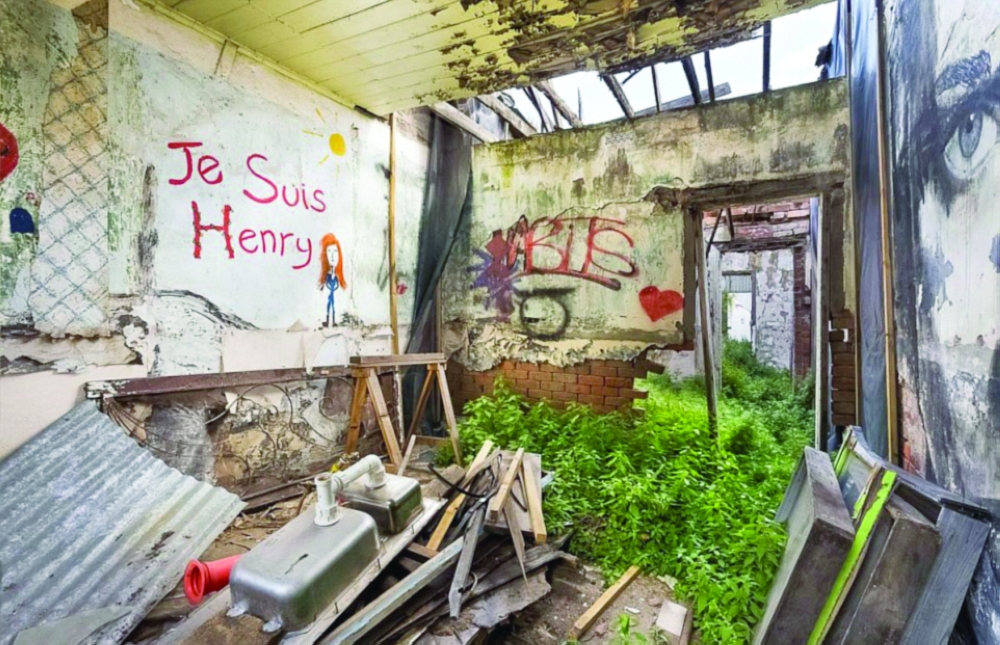 المنزل متهالك من الداخل  