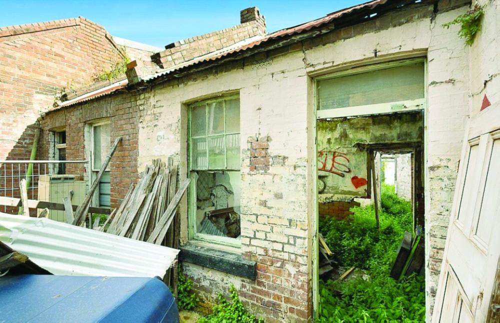 المنزل متهالك من الداخل 