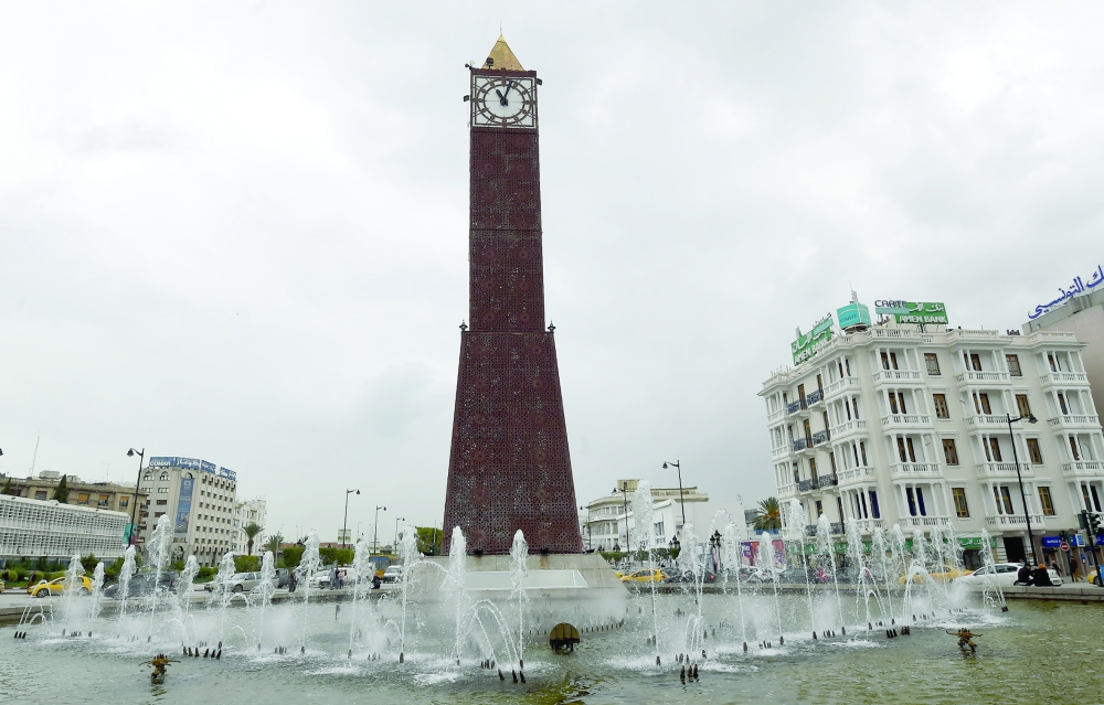 الساعة العملاقة التي وقف عليها الرجل ( أ ف ب)