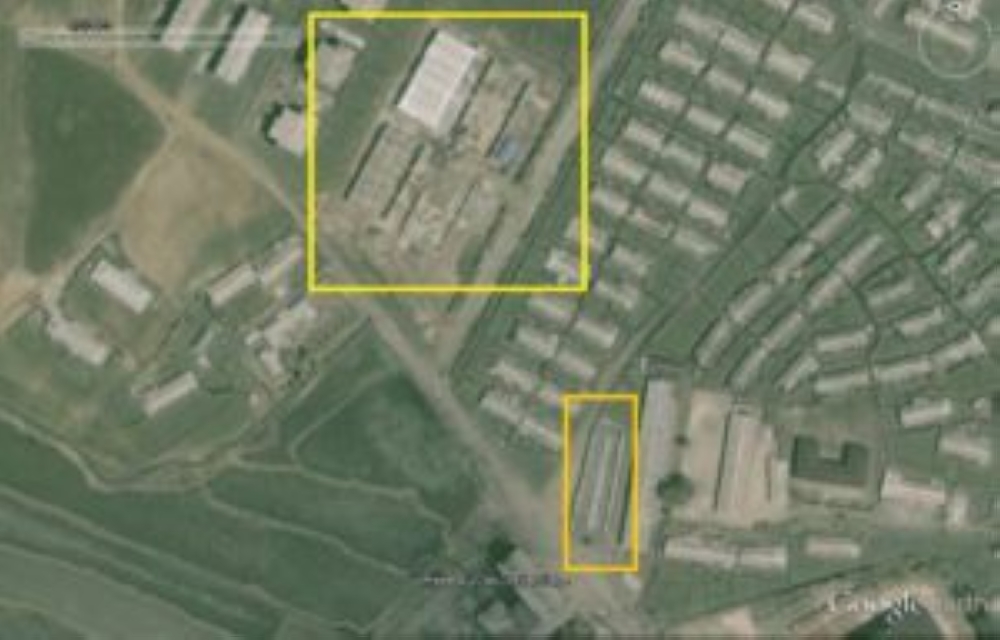 صورة قوقل إيرث لبناء السوق العام الجديد باللون الأصفر، وسوق المزارعين السابق تم هدمه وهو باللون البرتقالي