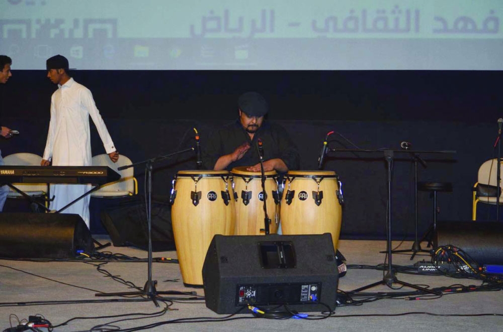 علي الشيحة عازف إيقاعات لاتينية