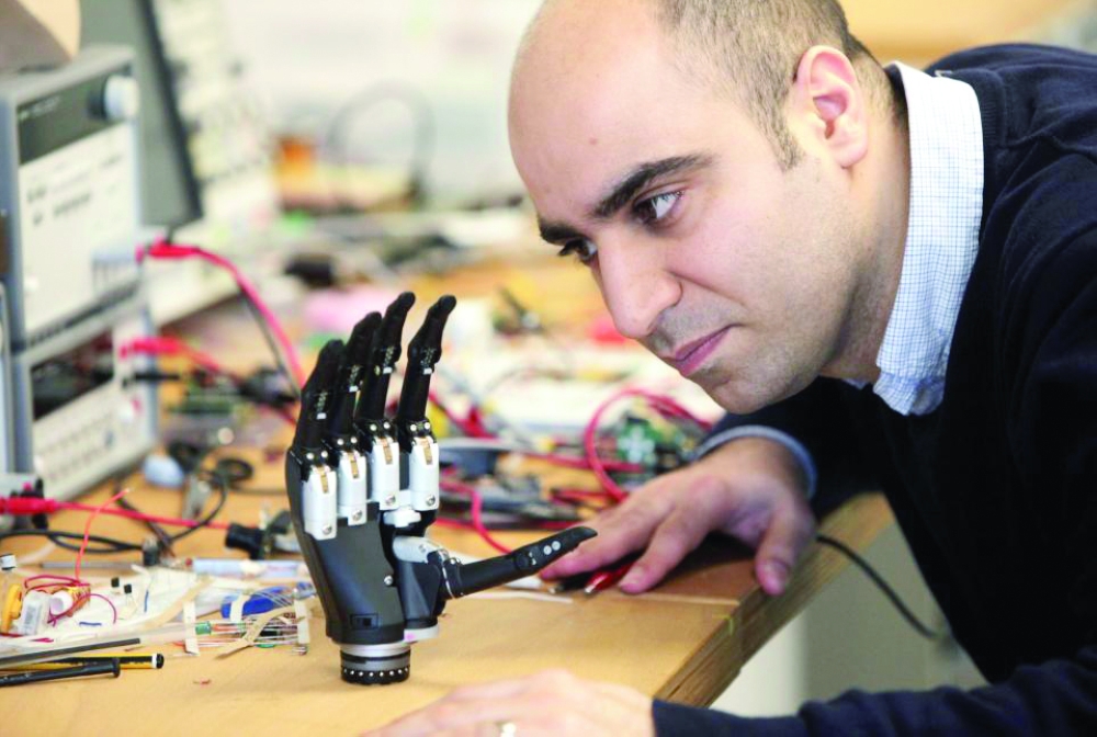 u0627u0644u0645u062eu062au0631u0639 u0645u0639 u0627u0644u064au062f u0627u0644u0635u0646u0627u0639u064au0629                     ( the sun)