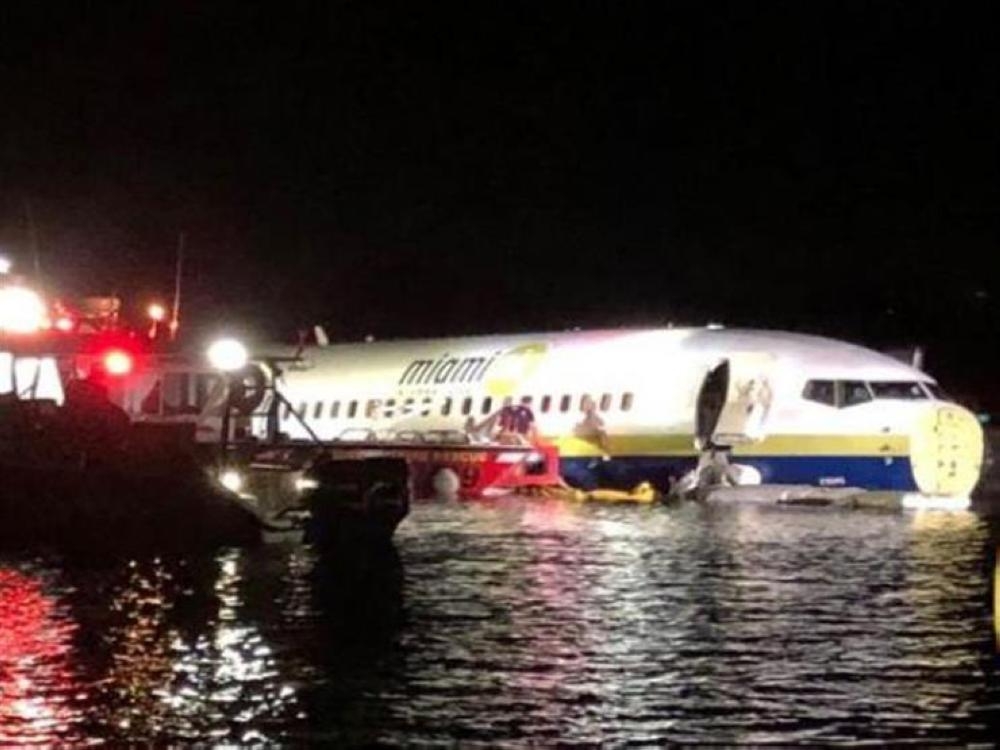 



الطائرة خلال سقوطها في النهر                    ( مكة) 