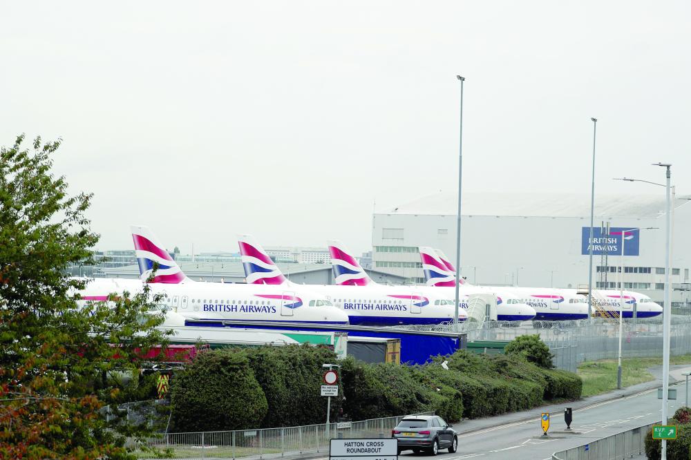 



الطائرات متوقفة بمطار هيثرو (د ب أ) 