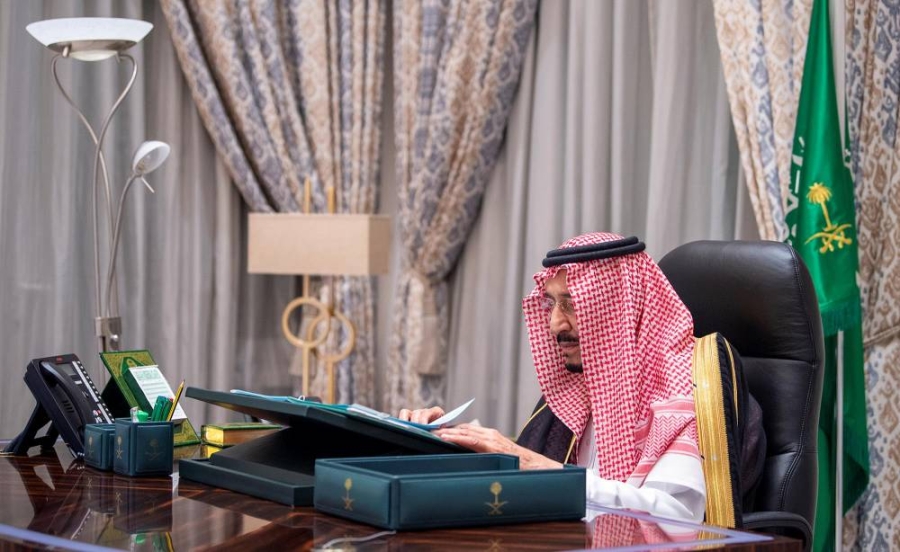 الملك سلمان لدى ترؤسه جلسة مجلس الوزراء عبر الاتصال المرئي أمس الأول (واس) 