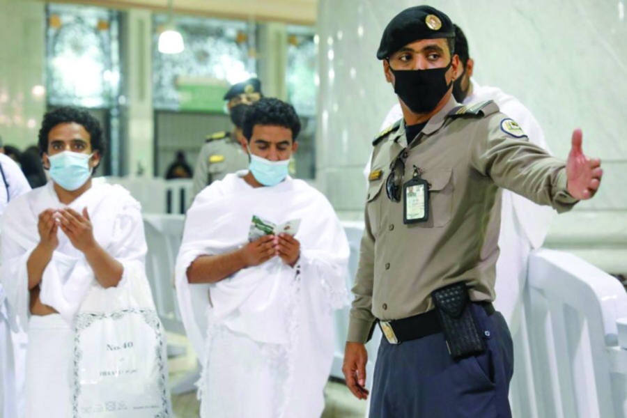 إدارة الأمن خلال تنظيم عملية دخول وخروج المصلين        