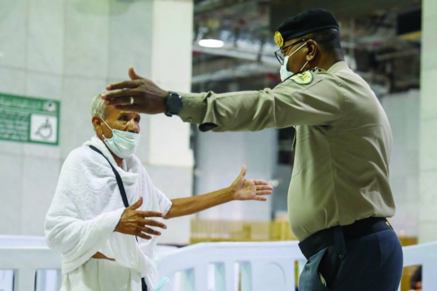 






إدارة الأمن خلال تنظيم عملية دخول وخروج المصلين        (مكة)