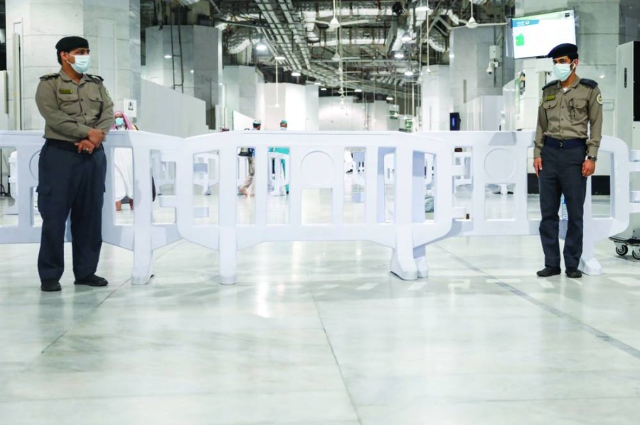 إدارة الأمن خلال تنظيم عملية دخول وخروج المصلين        