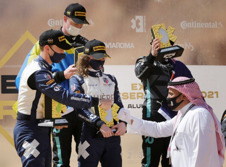 



تتويج الفريق الفائز بالسباق                                       (مكة)