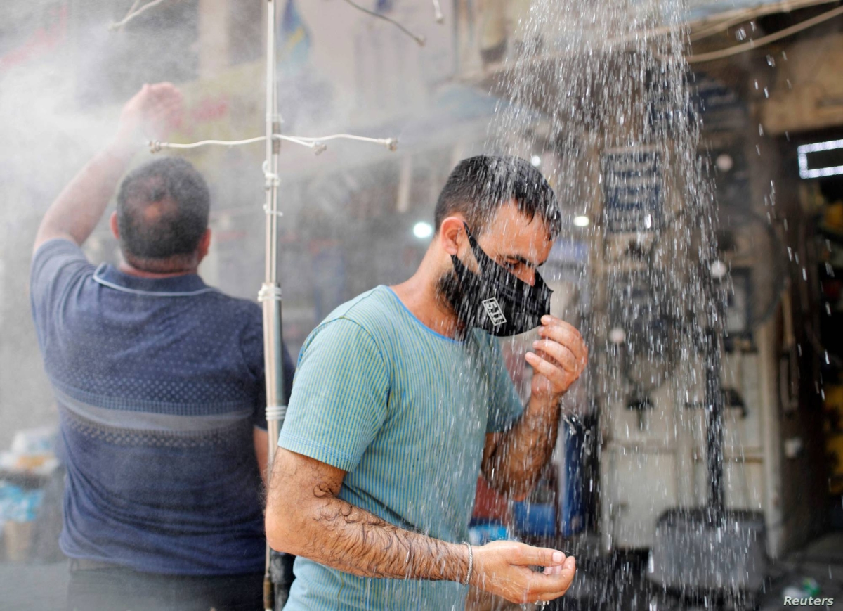 


محاولات لتخفيف حدة حرارة الجو         (مكة) 