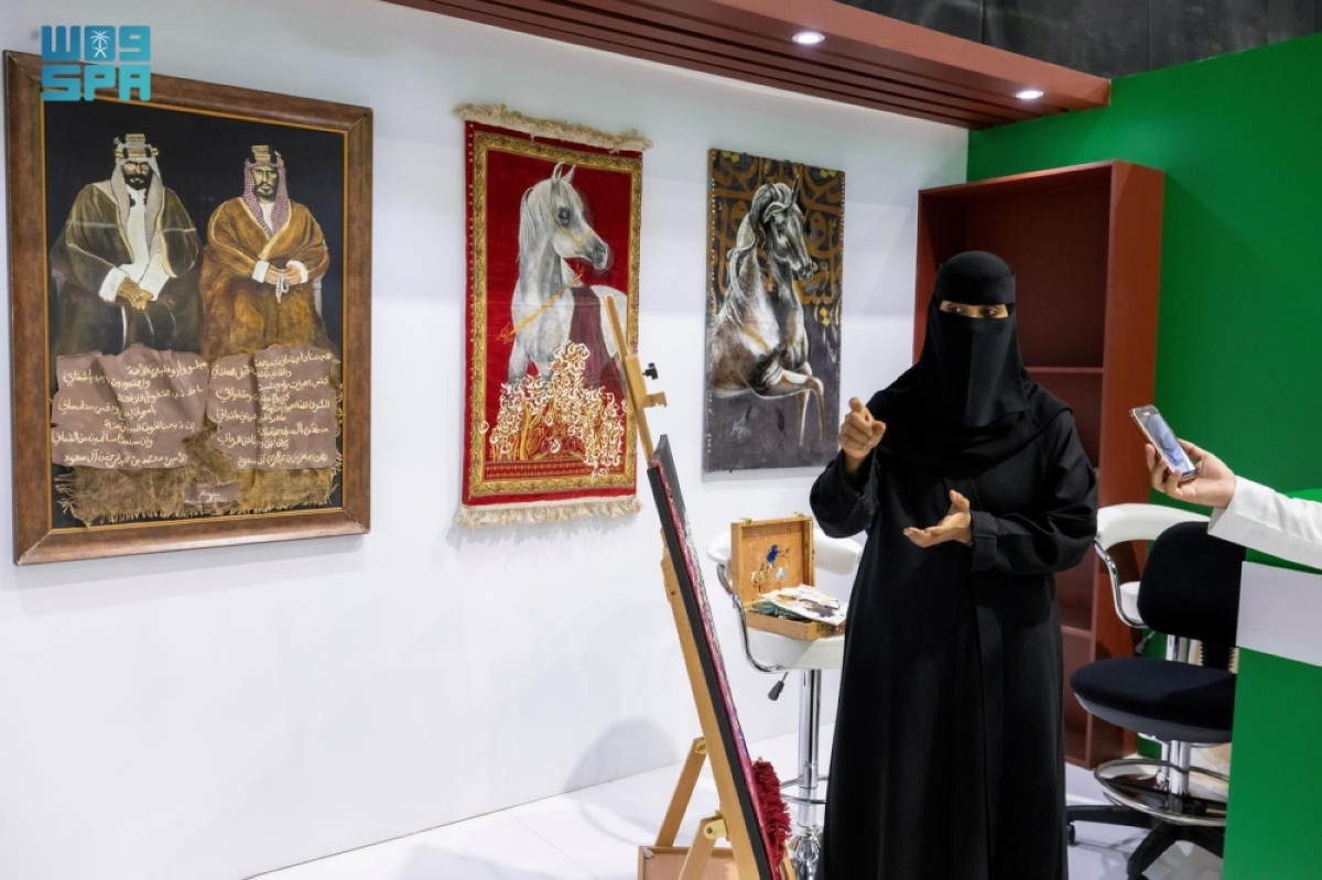 «الفن التشكيلي» يحتفي بسفينة الصحراء في مهرجان الملك عبدالعزيز للإبل 