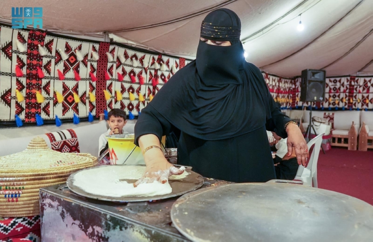 القرية التراثية بمهرجان شتاء الجوف. تستقطب الزوار بتجارب ثقافية وتفاعلية متنوعة 