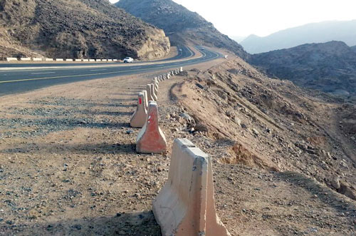 لوحات مضللة وغياب حواجز خطر يتربص بسالكي طرق نجران الجبلية صحيفة مكة